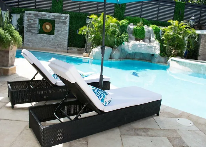 Pride Away Ironshore Luxury Bed and breakfast *