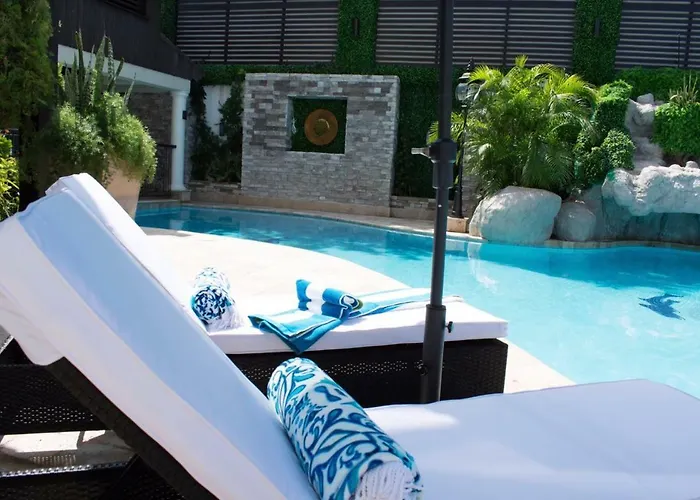 Pride Away Ironshore Luxury Bed and breakfast *