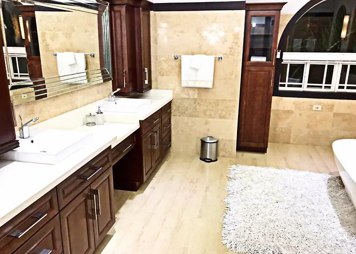 Pride Away Ironshore Luxury Bed and breakfast *